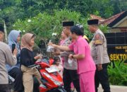 Ramadhan Berkah: Polsek Sekotong Bagikan Takjil untuk Masyarakat