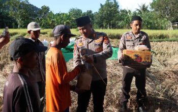 Kapolres Lombok Barat Turun ke Jalan, Bagikan Takjil di Gerung