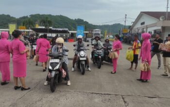 Ramadan Penuh Berkah, Polsek Lembar Bagi Takjil ke Penumpang