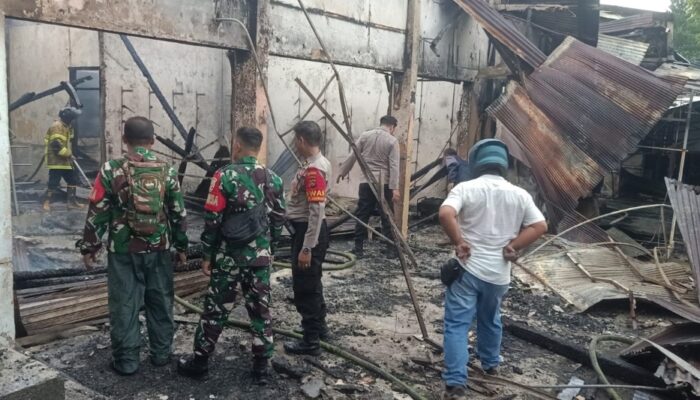 Kebakaran di Pasar Narmada Hanguskan Dua Toko, Petugas Berhasil Jinakkan Api