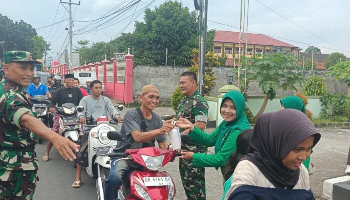 Sinergi TNI, Persit, dan Pramuka di Aksi Berbagi Takjil