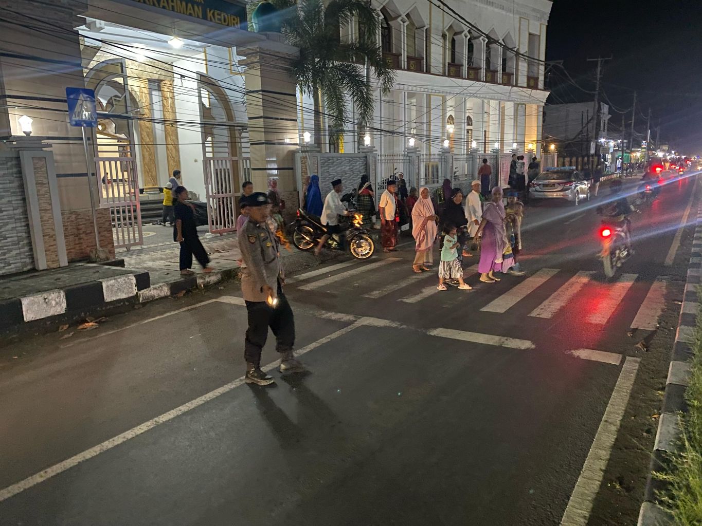 Ibadah Nyaman, Polisi Kawal Sholat Isya dan Tarawih di Kediri