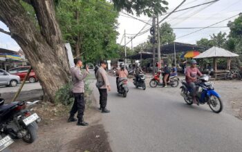 Ngabuburit Lancar! Polisi Atur Lalu Lintas di Labuapi