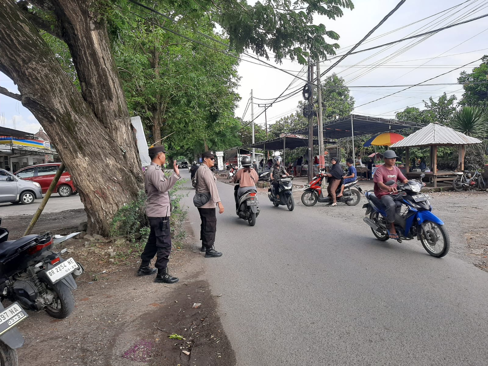 Ngabuburit Lancar! Polisi Atur Lalu Lintas di Labuapi