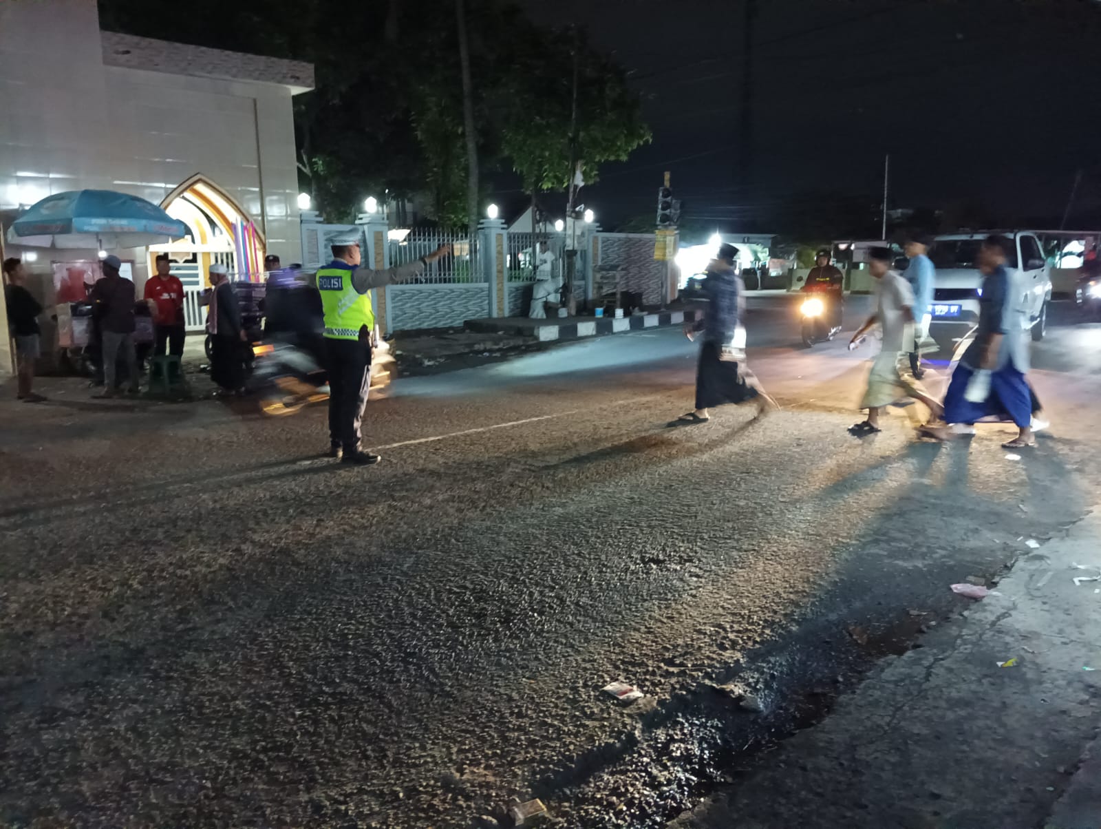 Aman dan Khusyuk! Polsek Kediri Jaga Ibadah Ramadhan di Masjid Jamiq