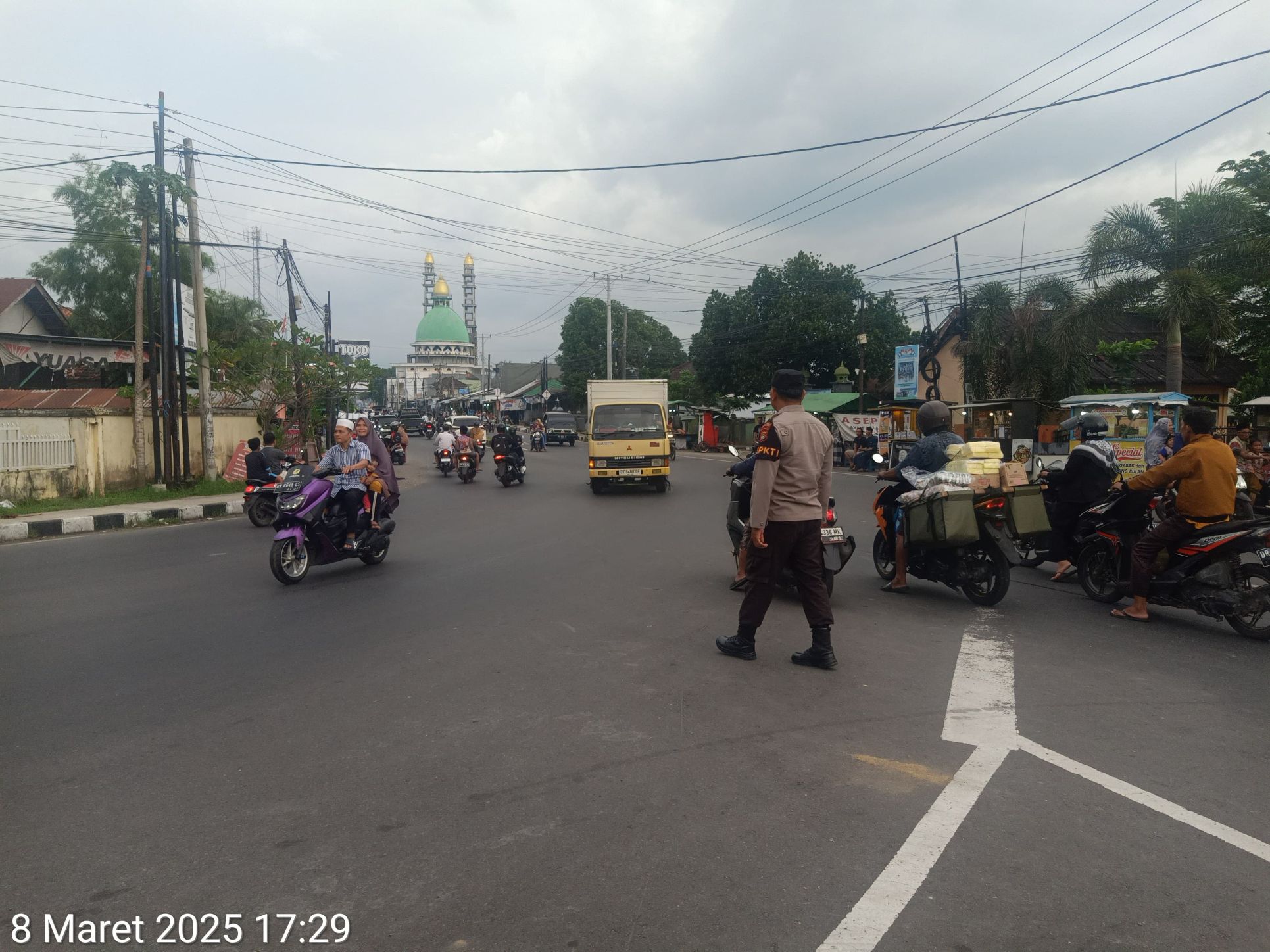 Menjaga Ketertiban Ramadan: Polsek Kediri Aktif Atur Lalu Lintas