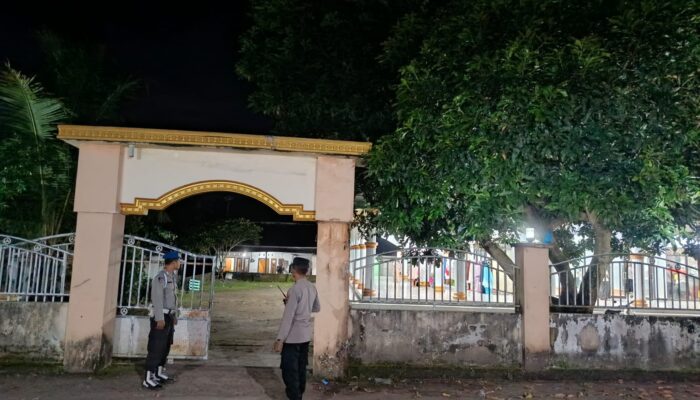 Tarawih Nyaman di Masjid At-Taqwa Kuripan, Polisi Siaga