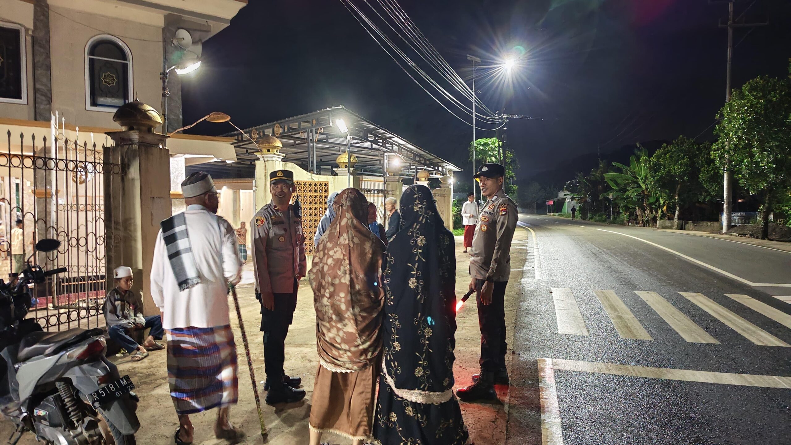 Polsek Lembar Perketat Keamanan Masjid Saat Tarawih di Ramadan 2025