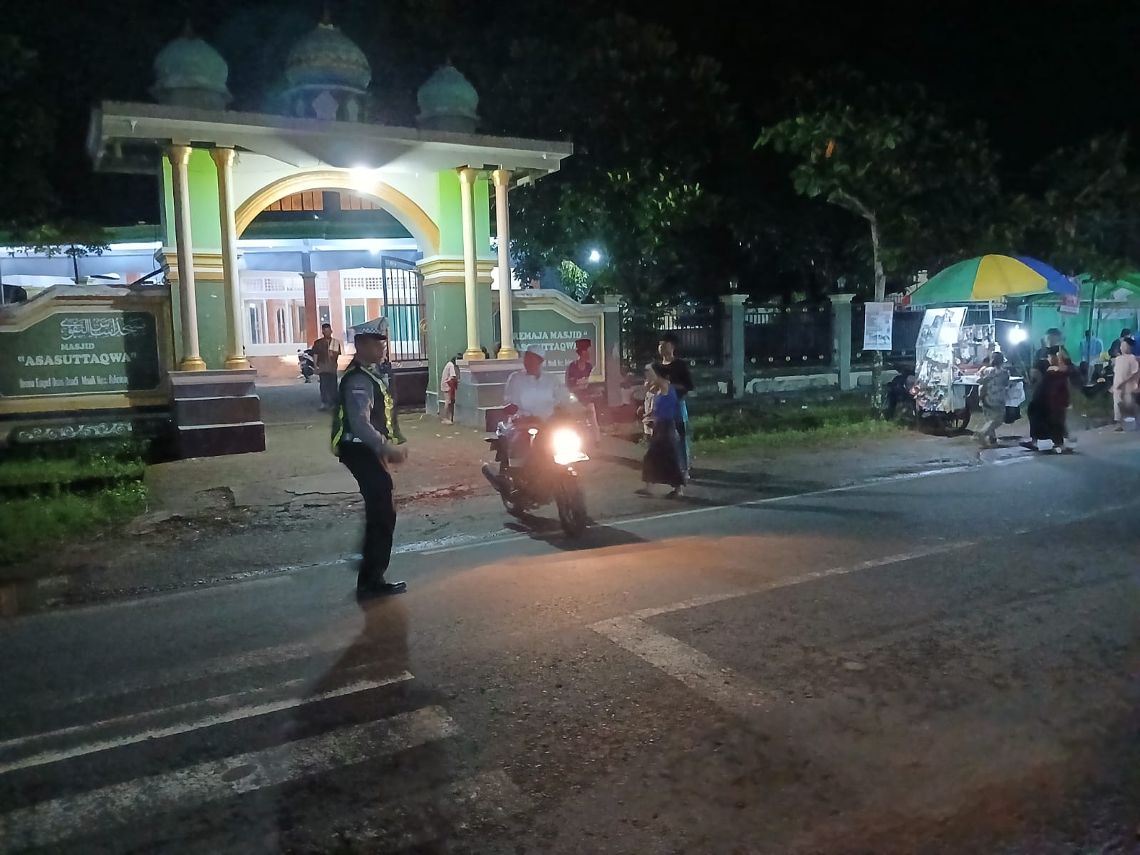 Polsek Sekotong Kawal Sholat Tarawih di Masjid Assasutaqwa