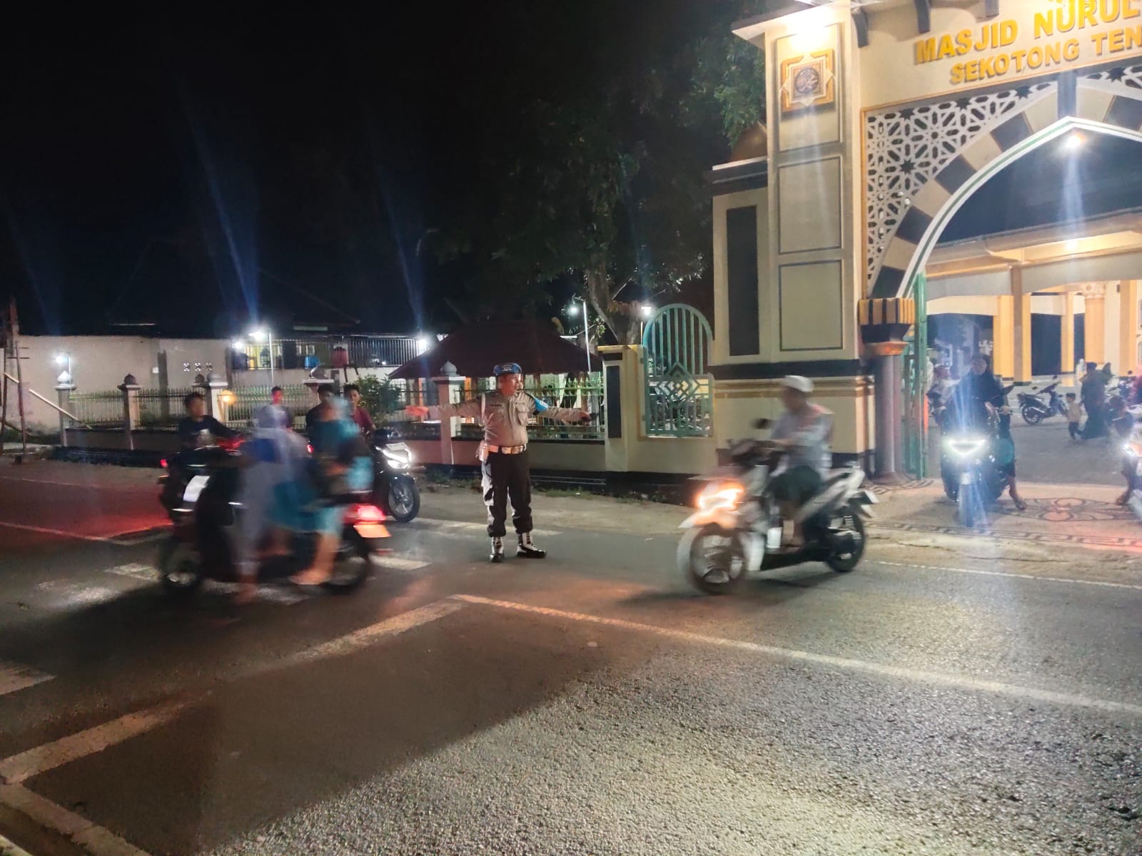 Tarawih Aman di Sekotong, Polisi Sigap Kawal Masjid