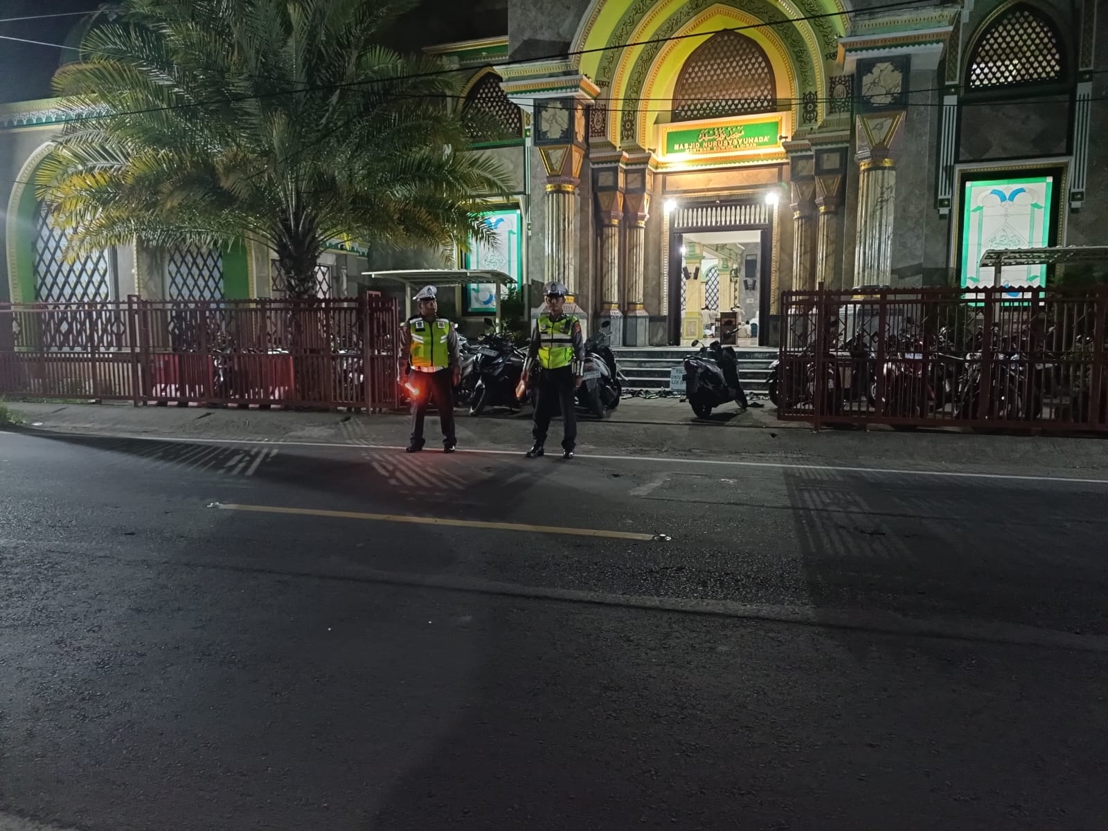 Ramadan Damai, Polisi Kawal Sholat Tarawih di Batulayar