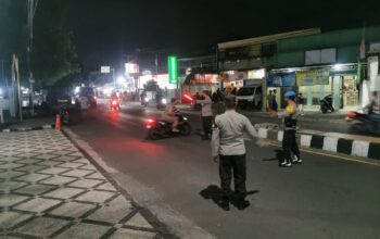 Khusyuk Beribadah! Polsek Gerung Kawal Tarawih Ramadan