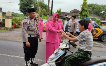 Hangatnya Ramadan: Polsek Kuripan Bagikan Takjil dan Santuni Anak Yatim