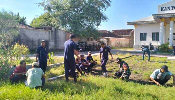 Babinsa dan Perangkat Desa Gelogor Kompak Bersihkan Lingkungan