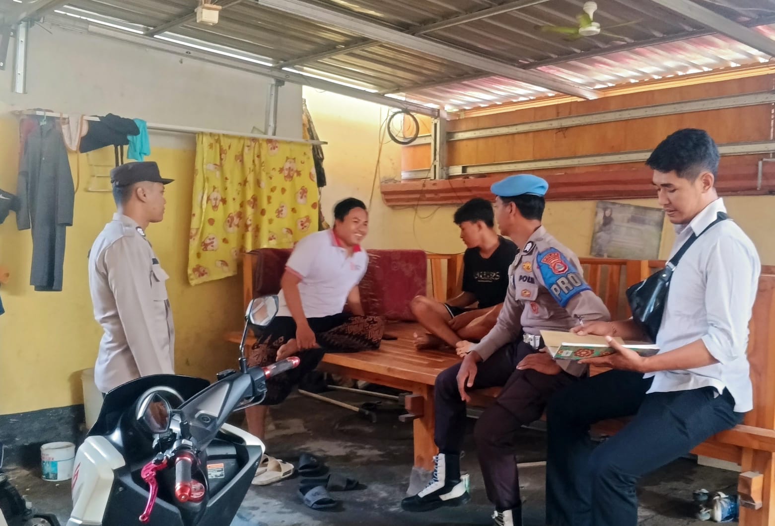 Cegah Gangguan Kamtibmas, Polsek Kediri Lakukan Patroli Humanis