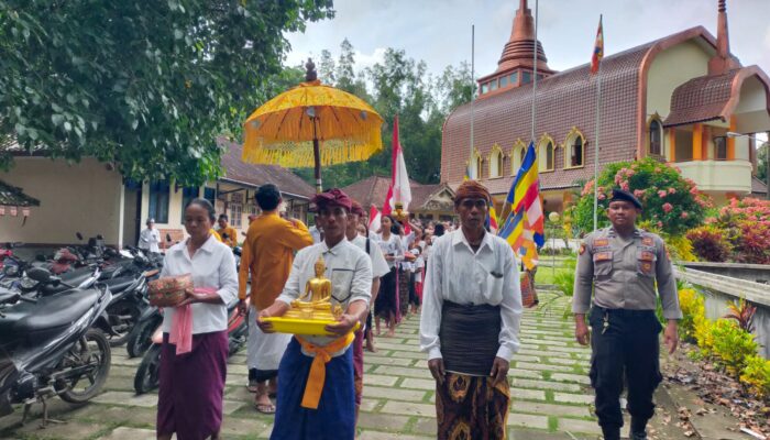 Pengamanan Ketat Prosesi Sakral Nunas Tirta Suci Warnai Waisak di Mareje Lembar, Lombok Barat
