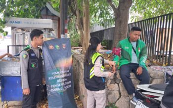 Lombok Barat, NTB – Kepolisian Resor Lombok Barat (Polres Lobar) menunjukkan komitmennya dalam menjaga kesehatan dan kesejahteraan Masyarakat. Khususnya para pengemudi ojek online (ojol), melalui kegiatan pemeriksaan kesehatan dan pemberian vitamin gratis. Inisiatif SI DOKKES Polres Lombok Barat Kapolres Lombok Barat, Polda NTB, AKBP Yasmara Harahap, S.I.K., melalui Kepala Bagian Sumber Daya Manusia (Kabag SDM), AKP Dewi Komalasari, S.H., mengatakan bahwa program pemeriksaan kesehatan gratis ini diinisiasi oleh Bidang Kedokteran dan Kesehatan (Dokkes) Polres Lombok Barat. Dengan fokus utama pada kelompok masyarakat yang memiliki mobilitas tinggi dan rentan terhadap berbagai risiko kesehatan. "Kami ingin memastikan bahwa para pengemudi ojek online, sebagai salah satu garda terdepan perekonomian digital, tetap dalam kondisi prima," ujar Kepala Bagian Sumber Daya Manusia (Kabag SDM) Polres Lombok Barat, AKP Dewi Komalasari, S.H. Kegiatan ini secara spesifik dilaksanakan pada Kamis (12/6/2025), dipusatkan di area yang mudah dijangkau oleh para pengemudi ojek online di wilayah Lombok Barat. Antusiasme terlihat dari kehadiran para peserta yang berbondong-bondong untuk memeriksakan kondisi kesehatan mereka. Manfaat Langsung bagi Pengemudi Ojek Online Dalam kegiatan ini, para pengemudi ojek online mendapatkan beragam layanan kesehatan, termasuk pemeriksaan tekanan darah, cek gula darah, serta konsultasi kesehatan singkat dengan tenaga medis dari Dokkes Polres Lombok Barat. Selain itu, mereka juga diberikan suplemen vitamin untuk menjaga daya tahan tubuh, terutama mengingat intensitas kerja yang tinggi di jalan raya. "Kami sangat terbantu dengan adanya program seperti ini. Kadang kami tidak sempat memeriksakan kesehatan karena sibuk bekerja," tutur salah satu pengemudi ojek online yang enggan disebutkan namanya. "Pemberian vitamin juga sangat bermanfaat, apalagi di musim pancaroba seperti sekarang." Target dan Dampak Positif Pada kesempatan ini, Polres Lombok Barat menargetkan setidaknya 25 orang pengemudi ojek online dapat terlayani. Angka ini diharapkan dapat terus meningkat pada kegiatan serupa di masa mendatang. AKP Dewi Komalasari menambahkan bahwa target 25 orang ini adalah awal. “Kami berharap kegiatan ini dapat menjadi agenda rutin dan menjangkau lebih banyak lapisan masyarakat di kemudian hari,” imbuhnya. Inisiatif seperti ini tidak hanya mencerminkan peran kepolisian dalam menjaga keamanan dan ketertiban, tetapi juga menunjukkan kepedulian terhadap aspek kesehatan dan kesejahteraan sosial. Dengan kondisi fisik yang prima, para pengemudi ojek online diharapkan dapat menjalankan profesi mereka dengan lebih optimal, yang pada akhirnya akan berdampak positif pada stabilitas ekonomi lokal. Komitmen Polres Lombok Barat untuk Masyarakat Kegiatan bakti kesehatan ini merupakan salah satu dari sekian banyak program sosial yang digalakkan oleh Polres Lombok Barat. Komitmen untuk selalu hadir dan memberikan pelayanan terbaik kepada masyarakat adalah pijakan utama. Melalui program SI DOKKES, Polres Lombok Barat berharap dapat terus berkontribusi dalam menciptakan masyarakat yang sehat dan produktif. "Ini adalah wujud nyata kepedulian kami terhadap masyarakat. Kami ingin Polri tidak hanya dilihat sebagai penegak hukum, tetapi juga sebagai sahabat masyarakat yang peduli terhadap kesejahteraan mereka," pungkas AKP Dewi Komalasari. Dengan berlanjutnya program-program kemanusiaan seperti ini, diharapkan sinergi antara kepolisian dan masyarakat dapat semakin erat. Menciptakan lingkungan yang lebih aman, sehat, dan sejahtera bagi seluruh warga Lombok Barat.