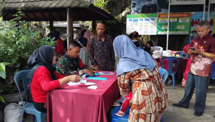 Monitoring Posyandu Melati: Wujud Sinergi TNI dan Tenaga Kesehatan untuk Kesejahteraan Warga