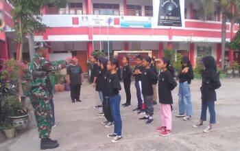 Babinsa Latih PBB Siswa SDN 38 Mataram di Masa Liburan