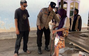 Kemanusiaan dalam Seragam, Polsek Lembar Distribusikan Bantuan Tongkat kepada Warga Disabilitas