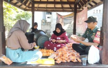 Dorong Ekonomi Lokal, Babinsa Dampingi Usaha Kripik Singkong