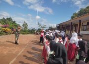 Babinsa Latih Siswa SD dan SMP di Labuan Tereng Jelang Lomba PBB Kabupaten Lombok Barat