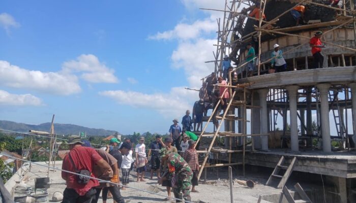 Babinsa dan Warga Beleka Kompak Cor Kubah Masjid