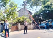 Polsek Lembar Pastikan Lalu Lintas Lancar di Jalan Datu Kedaro