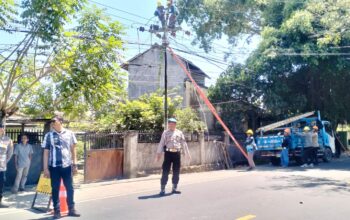 Polsek Lembar Pastikan Lalu Lintas Lancar di Jalan Datu Kedaro