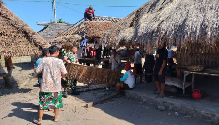 Sinergi TNI-Rakyat: Gotong Royong Bangun Berugak di Bayan