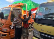 Tugu Tank Gerung Jadi Titik Patriotisme: Polantas Bagikan Bendera Merah Putih
