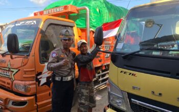 Tugu Tank Gerung Jadi Titik Patriotisme: Polantas Bagikan Bendera Merah Putih