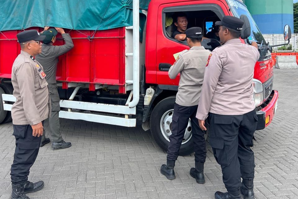 Polsek Kawasan Pelabuhan Lembar Jaga Kelancaran Arus Logistik dari Surabaya