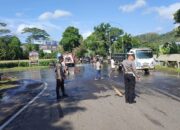 Aksi Sigap Polsek Gerung Tangani Solar Tumpah di Jalan Utama Lombok Barat
