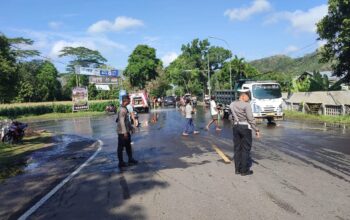 Aksi Sigap Polsek Gerung Tangani Solar Tumpah di Jalan Utama Lombok Barat