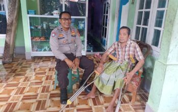 Polri Hadir untuk Masyarakat: Bantuan Tongkat Disalurkan di Desa Lembar Selatan, Lombok Barat