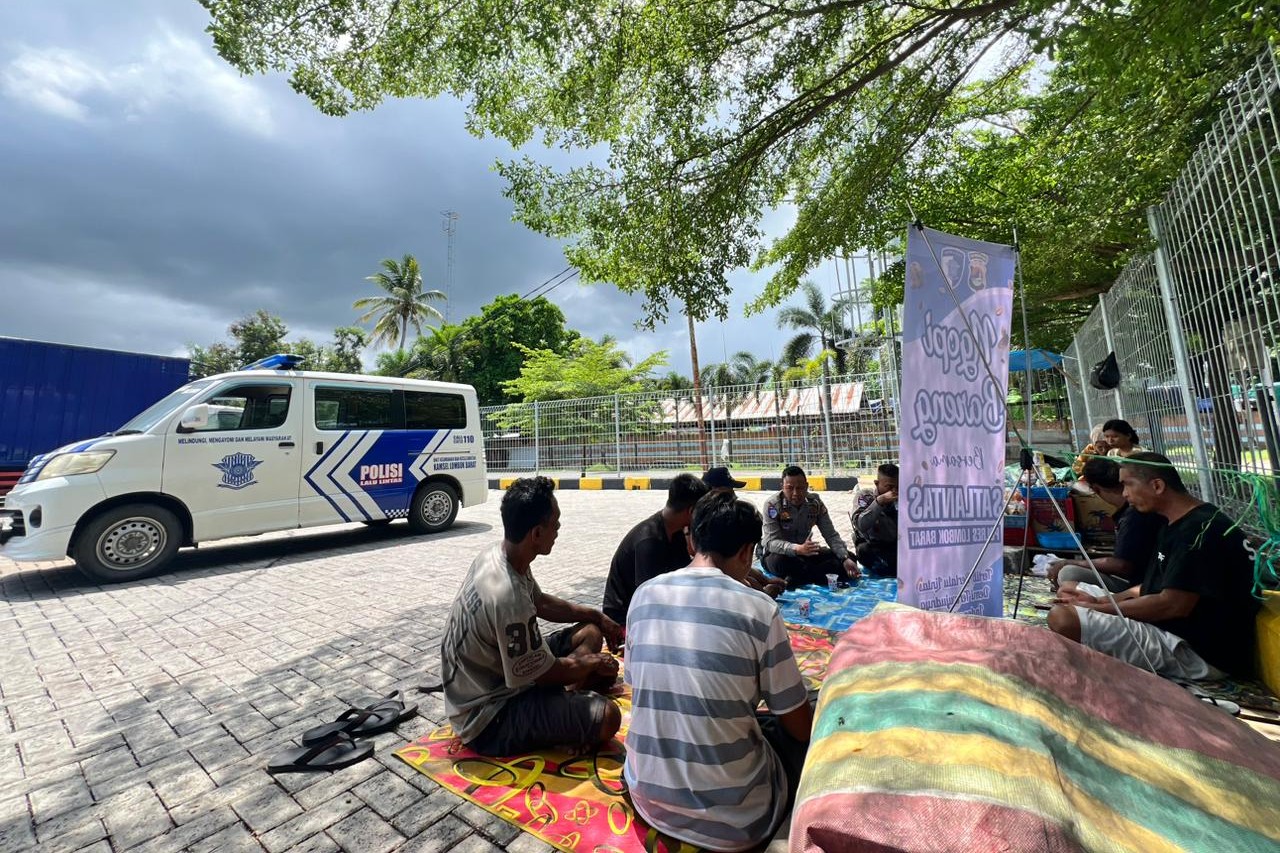 Program “Polantas Menyapa” Bangun Kesadaran Baru di Kalangan Sopir Lobar